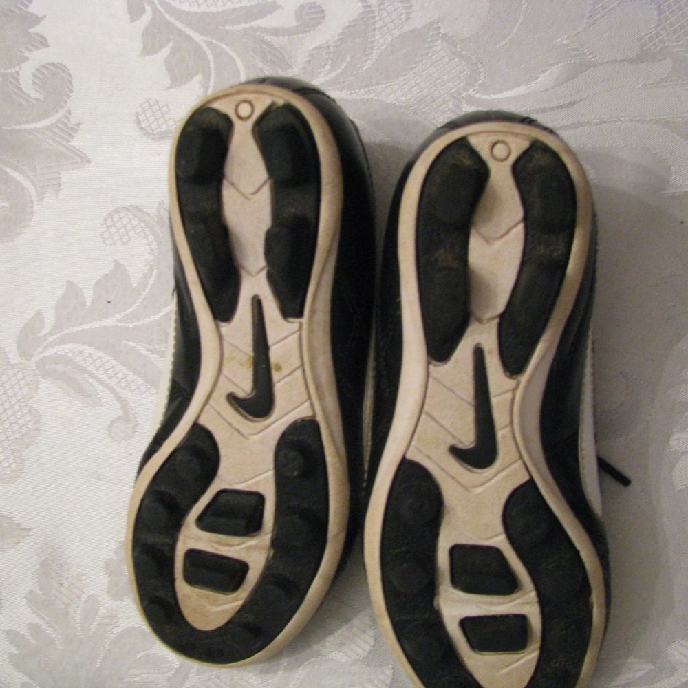 Nike black child kid soccer baseball cleats 11C sports athletic gym - Picture 7 of 7